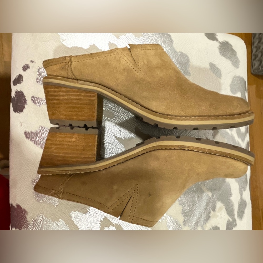 LL bean suede clogs. Very nice condition. There’s a few scuffs on the toes.